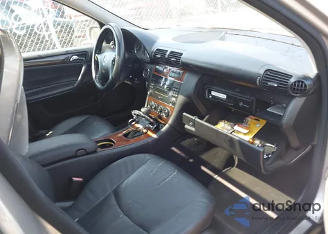 2005 Mercedes-Benz C 240 Luxury 4Matic z USA, uszkodzony, nr VIN WDBRF81J35F682497